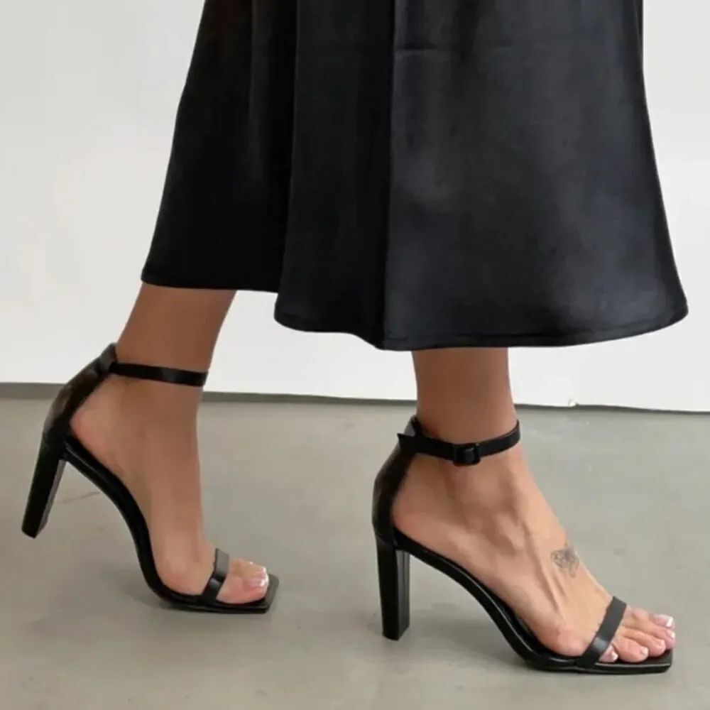 FOREVER 21 SLEEK ONE STRAP BELTED ANKLE STRAP QUARE TOE SANDAL